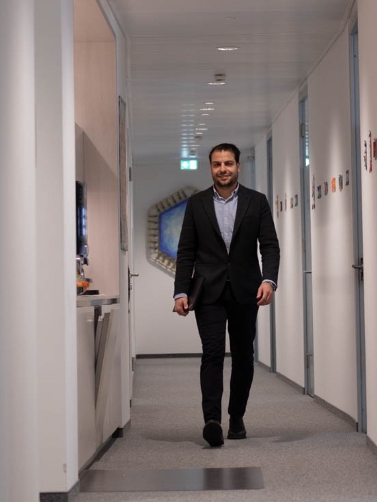 Akbar Karimi im Büroflur
