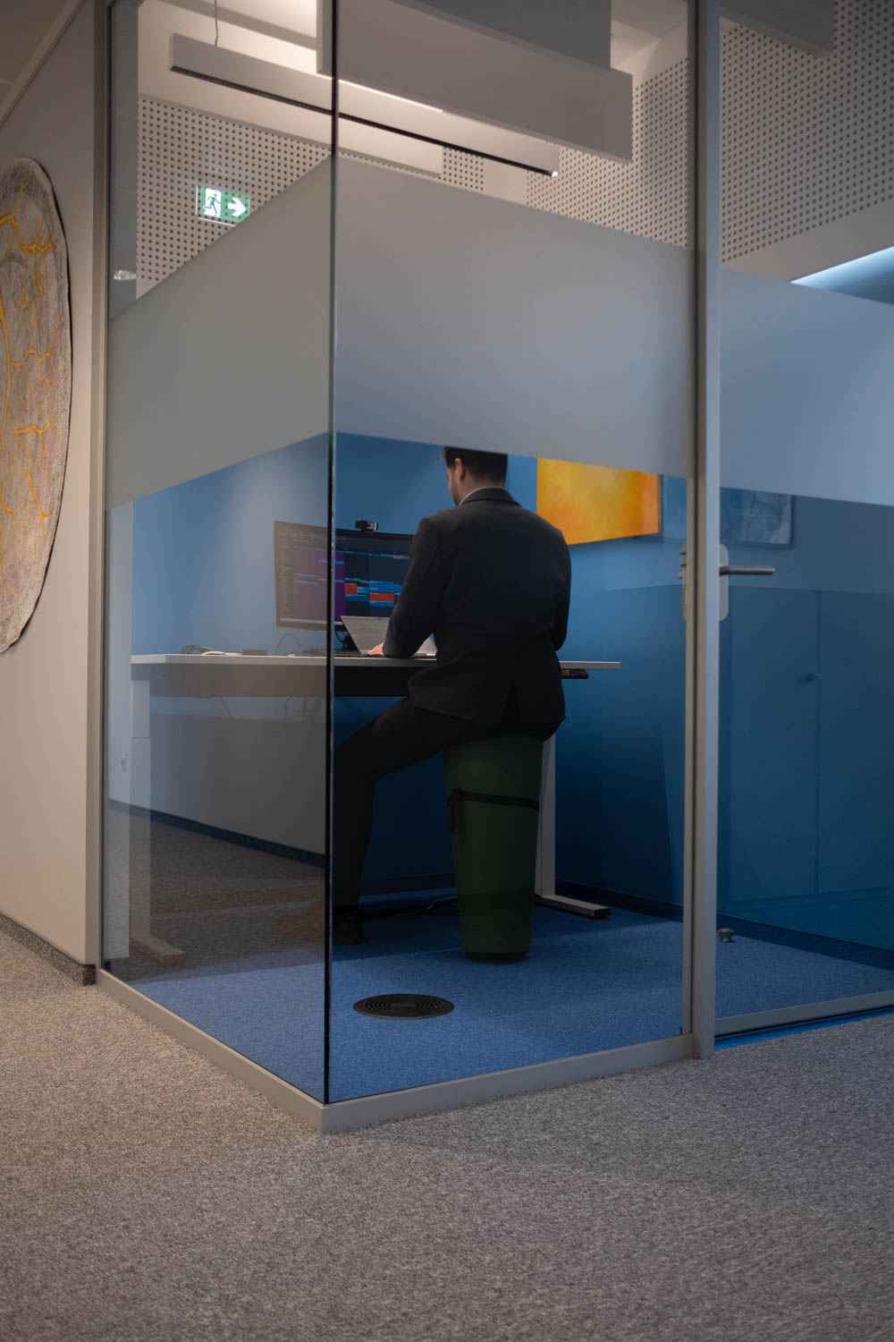 Akbar Karimi bei konzentrierter Entwicklungsarbeit im B&uuml;ro