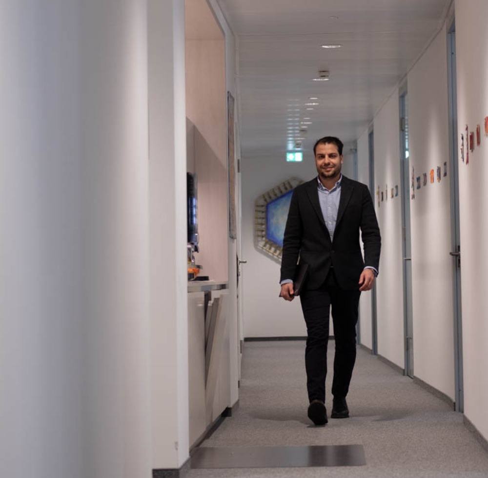 Akbar Karimi im Büroflur