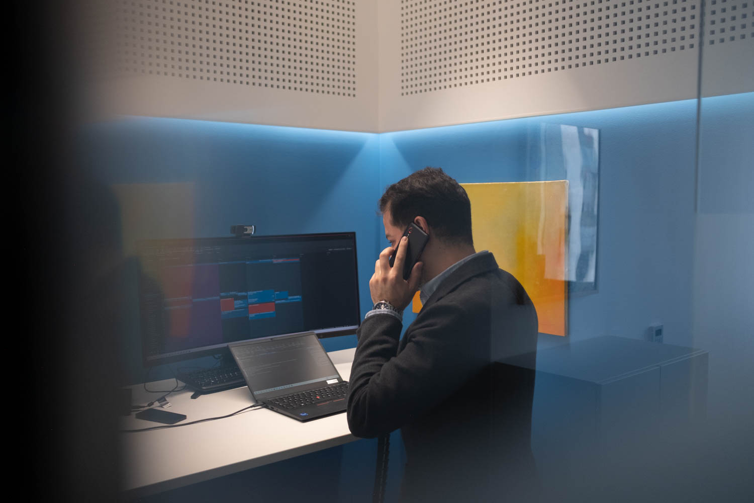 Akbar Karimi bei der Projektarbeit