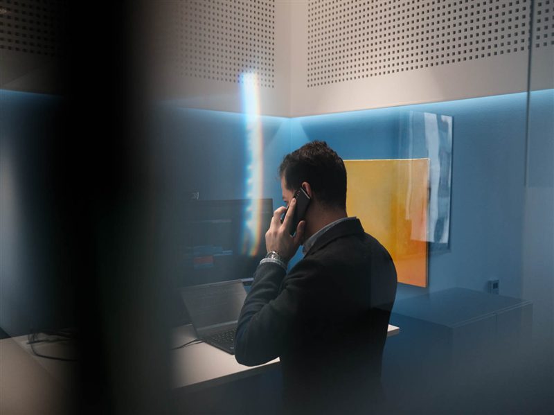 Akbar Karimi bei der Arbeit im Büro